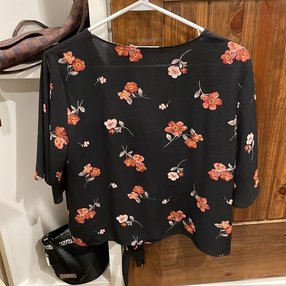 Lush Floral Blouse Size M - Picture 2 of 4